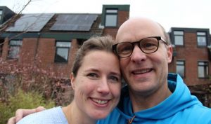 Derk en Heleen voor hun huis met zonnepanelen