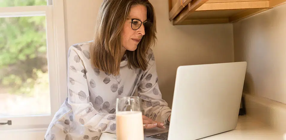 Vrouw achter laptop