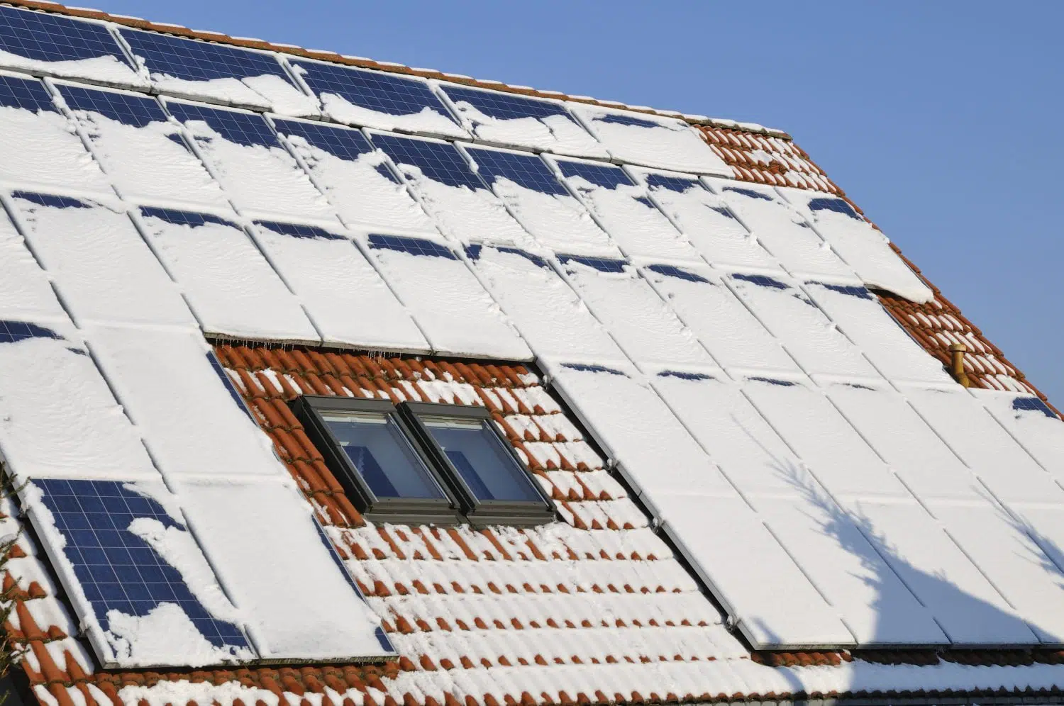 Sneeuw op zonnepanelen winter