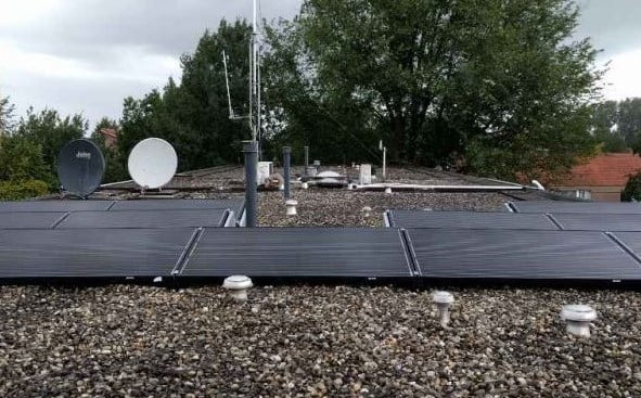 zonnepanelen van solease op garagedak van klant