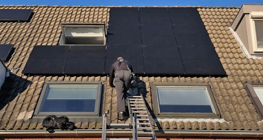 installatie zonnepanelen op dak van rijtjeshuis