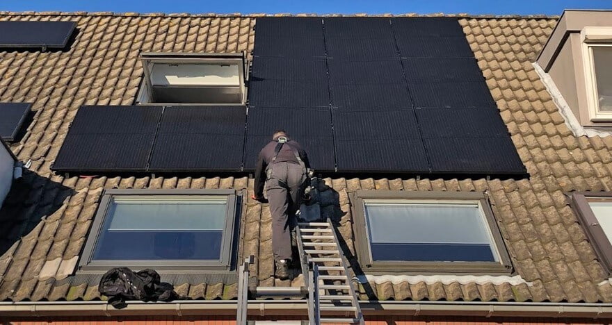 installatie zonnepanelen op dak van rijtjeshuis