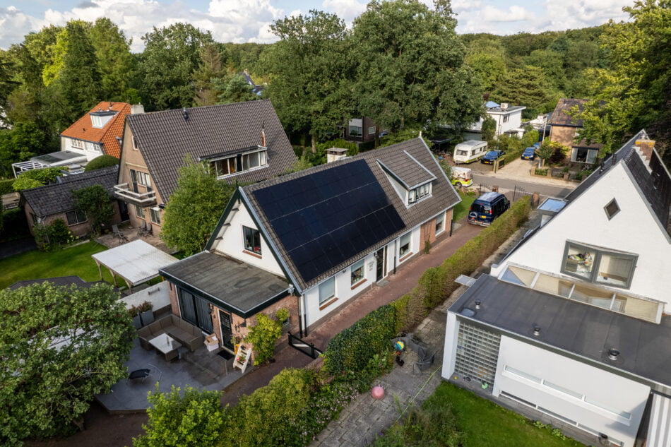 zonnepanelen in groene omgeving